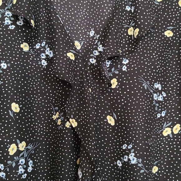 ⭐ DYNAMITE - V-Neck Blouse - Picture 2 of 4